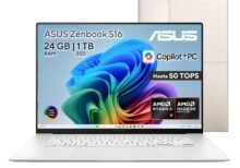 Laptop ASUS Zenbook S16 abierta con pantalla encendida y funda protectora detrás.