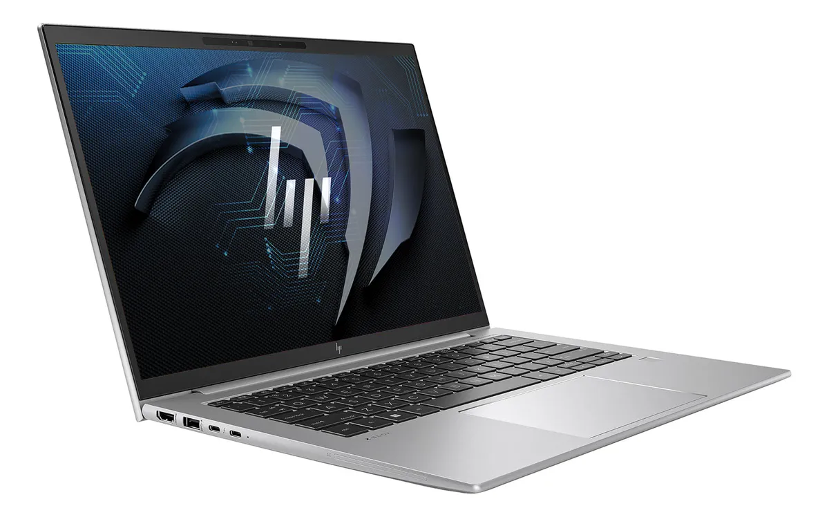 Laptop HP plateada vista lateral Laptop HP plateada abierta mostrando pantalla con logo y teclado negro sobre fondo blanco.