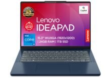 Laptop Lenovo IdeaPad azul abierta mostrando pantalla con especificaciones técnicas y teclado integrado.