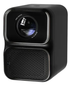 Vista frontal del diseño minimalista en color negro y el lente de cristal del mini Proyector portatil Wanbo TT para cine en casa.