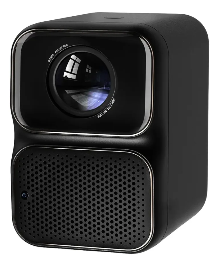 Vista frontal del diseño minimalista en color negro y el lente de cristal del mini Proyector portatil Wanbo TT para cine en casa.