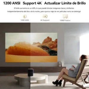 En una sala de estar bien iluminada, una gran proyección de un vehículo todoterreno en un desierto se ve en la pared central. Una mujer está sentada en una silla mirando la imagen. Iconos en la parte superior detallan el brillo de 1200 ANSI lúmenes, el soporte para decodificación 4K y la resolución nativa de 1080P. El texto en español resalta la claridad independientemente de la luz.
