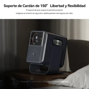 Una toma lateral detallada del proyector Wanbo Mozart 1 Pro gris oscuro montado en un soporte de cardán flexible, con la lente enfocada hacia arriba. El texto en español describe el soporte de 150 grados para proyecciones flexibles, incluso en el techo. Una nota al pie aclara que el soporte no está incluido.
