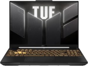 Vista cenital desde arriba del teclado completo de la asus f16 con teclado numérico dedicado, teclas WASD amarillas transparentes y botón de encendido hexagonal texturizado.