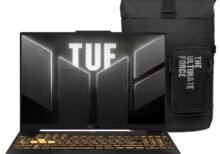 Mochila negra de lona para computadora con la leyenda "The Ultimate Force" grabada en el bolsillo frontal junto al equipo cerrado.