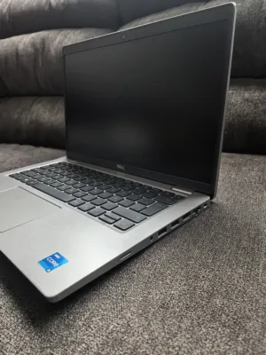 Parte inferior de la laptop empresarial Dell Latitude 5420 donde se observan las gomas antideslizantes y las entradas de aire.