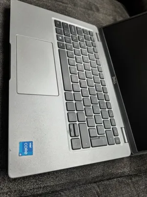 Perfil derecho de la Dell Latitude 5420 reacondicionada detallando los puertos USB-A, salida HDMI y conexión de red Ethernet.