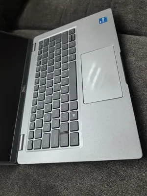 Acercamiento a las teclas del lado derecho del equipo Dell Latitude 5420.