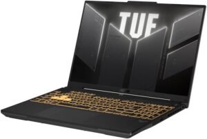 Vista lateral en ángulo de la laptop gamer asus tuf f16 abierta de perfil, resaltando los bordes delgados de su pantalla, el grosor del chasis de alta durabilidad y la iluminación del teclado gamer.