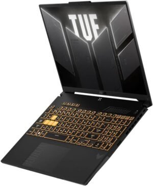 Computadora portátil de perfil mostrando la pantalla de 16 pulgadas con el fondo de pantalla de la marca y la iluminación del teclado activada.