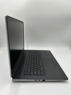Perfil lateral izquierdo de laptop mostrando puertos USB-C y diseño de chasis robusto