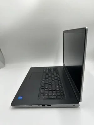Perfil lateral derecho de laptop profesional con ranura para tarjeta SD y puertos de expansión