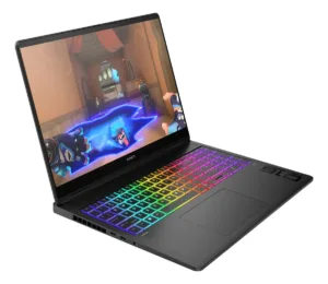 Computadora de alto rendimiento ejecutando videojuego con iluminación de teclado multicolor
