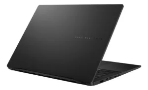 Tapa metálica color negro con logo minimalista y puertos de conexión laterales de laptop ASUS