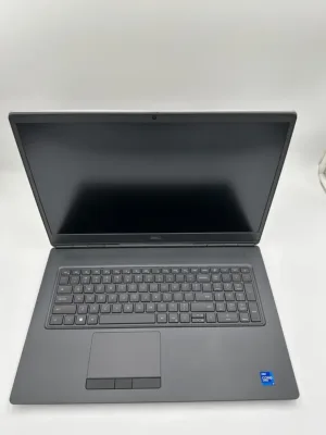 Vista frontal superior de laptop con pantalla abierta y teclado ergonómico