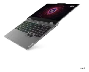 Vista isométrica de la laptop Lenovo LOQ con pantalla abierta y teclado