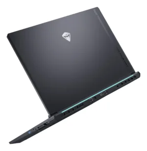 Tapa de laptop color gris oscuro con logotipo plateado y diseño elegante de perfil