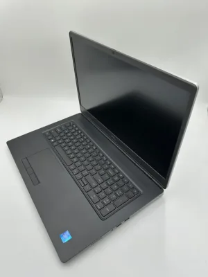 Vista en ángulo de laptop con teclado completo y trackpad de alta precisión