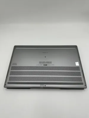 Base de laptop con rejillas de ventilación y etiquetas de certificación de equipo de alto rendimiento