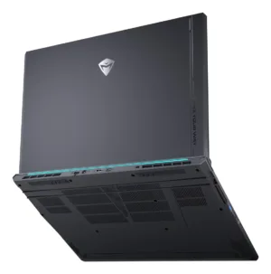 Parte posterior de la computadora portátil mostrando puertos de conexión y rejillas de ventilación