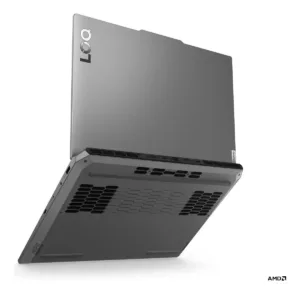 Laptop en posición vertical mostrando sistema de ventilación y chasis trasero