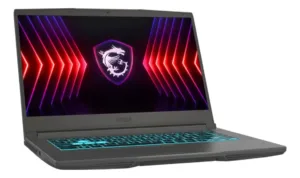 Vista en ángulo de equipo portátil MSI con pantalla encendida y teclado iluminado