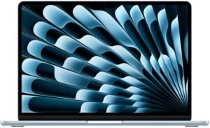 Laptop macbook air m5 abierta mostrando su pantalla principal con fondo de ondas azules