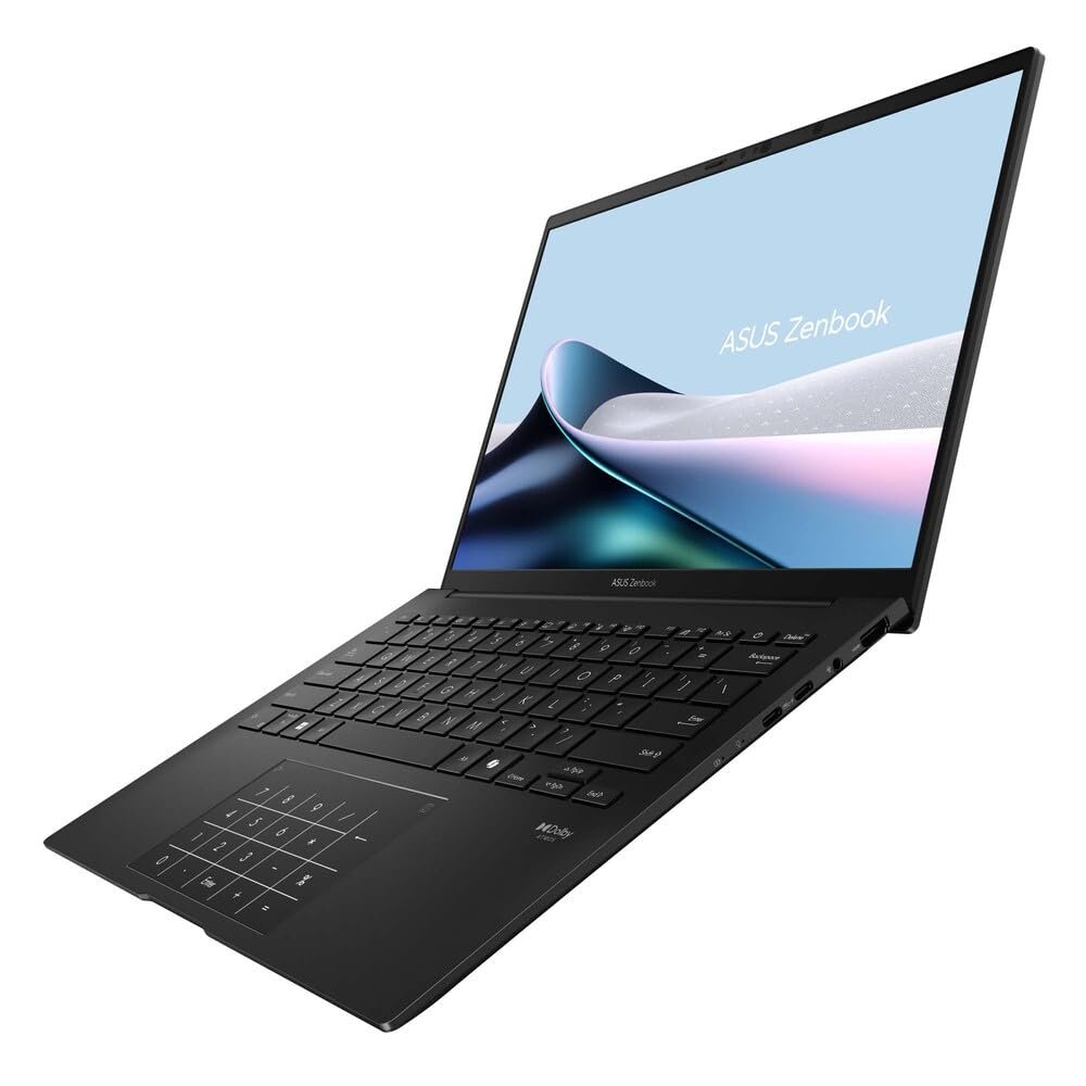 Laptop ASUS Zenbook vista lateral Laptop ASUS Zenbook abierta mostrando teclado, pantalla encendida y panel numérico táctil integrado.