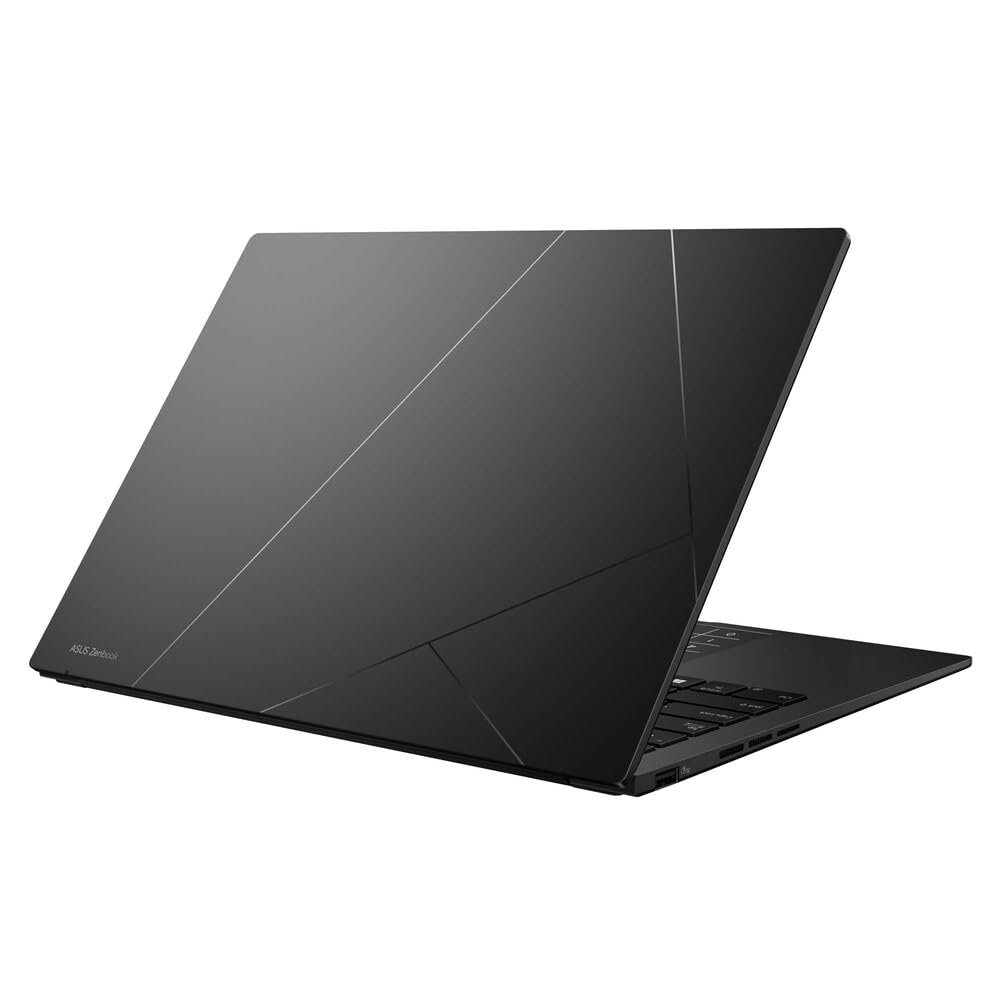 Laptop ASUS Zenbook vista trasera Laptop negra con líneas geométricas en la tapa y logo ASUS Zenbook visible.
