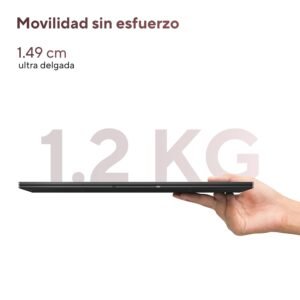 Mano sosteniendo una laptop cerrada de 1.49 cm de grosor y 1.2 kg de peso.