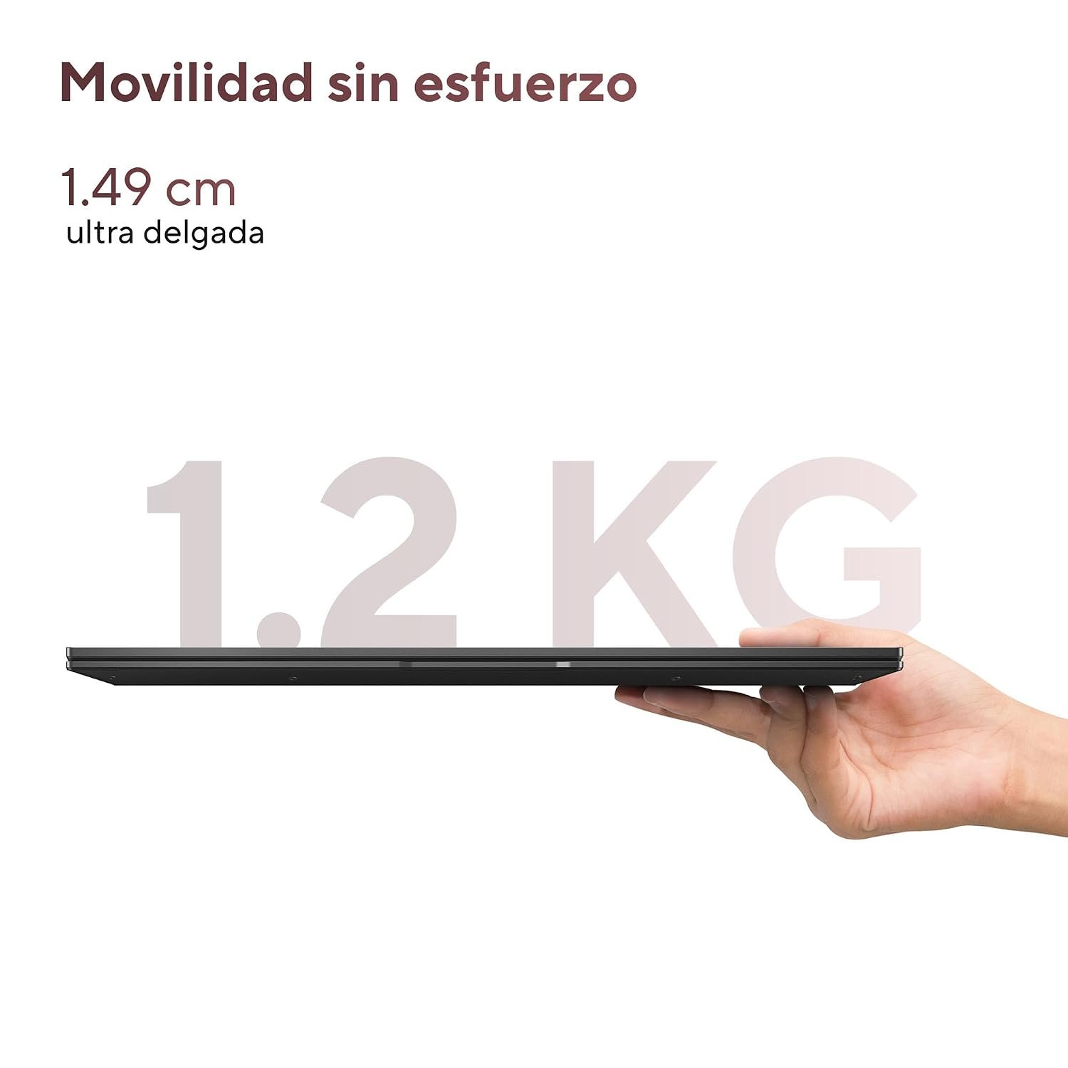 Laptop ultra delgada y ligera Mano sosteniendo una laptop cerrada de 1.49 cm de grosor y 1.2 kg de peso.