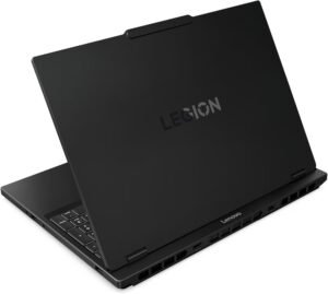 Vista de la tapa superior y trasera de la laptop Lenovo Legion color negro mate, mostrando el logotipo minimalista de Legion y el diseño de los puertos traseros.