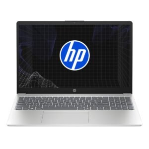 Laptop HP plateada abierta mostrando pantalla con logo y teclado completo con panel táctil.