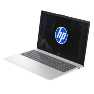 Laptop HP plateada abierta mostrando pantalla con logo y teclado con pad numérico.