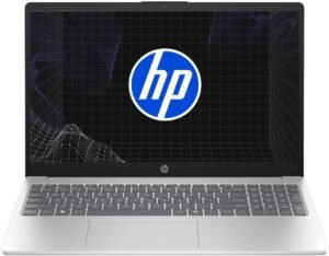 Vista frontal de laptop HP abierta mostrando pantalla con logo y teclado plateado completo.