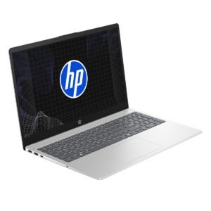 Laptop HP plateada abierta mostrando pantalla con logo y teclado oscuro sobre fondo blanco.
