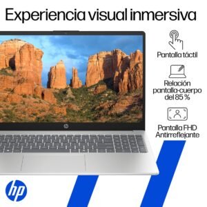 Vista frontal de laptop HP abierta mostrando pantalla con paisaje y teclado.