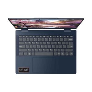 Vista cenital de laptop azul mostrando teclado, panel táctil y pantalla con paisaje.
