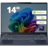 Laptop de 14 pulgadas mostrando pantalla con especificaciones técnicas y fondo de Windows 11.
