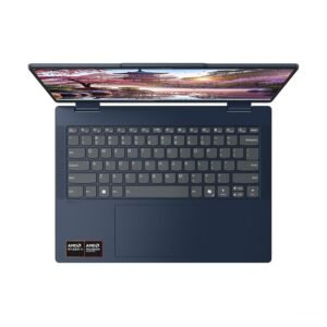 Laptop azul abierta mostrando teclado QWERTY, panel táctil y pantalla con paisaje japonés.