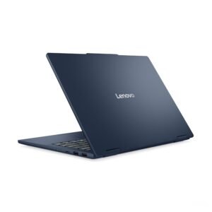Laptop Lenovo azul vista desde atrás mostrando puertos laterales y teclado parcialmente visible.