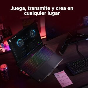 Laptop Lenovo Legion en un escritorio oscuro junto a periféricos, mostrando una aplicación de rendimiento, destacando su capacidad para jugar, transmitir y crear contenido.