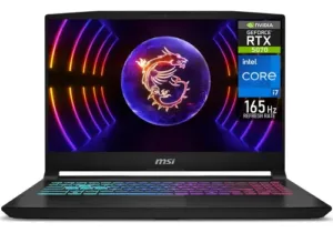 Laptop gamer MSI Katana 15 mostrando su pantalla con logo de dragón y especificaciones técnicas de alto rendimiento