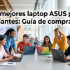 Grupo de estudiantes diversos colaborando y estudiando en una mesa dentro de una biblioteca moderna y luminosa, usando diferentes modelos de laptops ASUS. Sobre la imagen aparece centrado el título en letras grandes: "Las mejores laptop ASUS para estudiantes: Guía de compra 2026"