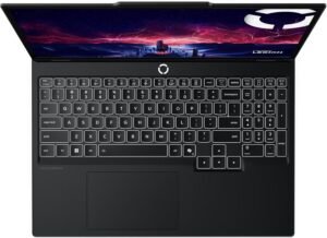 Toma cenital del teclado retroiluminado en español y el touchpad de la laptop Lenovo Legion, destacando la distribución de las teclas de tamaño completo.