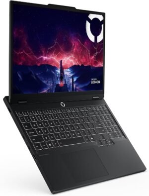 Laptop Lenovo Legion abierta en ángulo mostrando su teclado en español, el touchpad amplio y la pantalla luciendo un fondo de paisaje de tormenta.