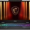 Vista frontal de la pantalla y el teclado de la MSI Cyborg 15 encendida.