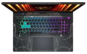 Detalle del teclado retroiluminado y chasis transparente en la zona inferior.