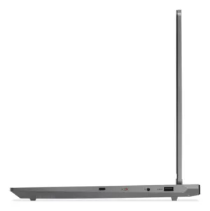 Perfil lateral ultra delgado de laptop gamer con puertos USB-C y conector de audio.