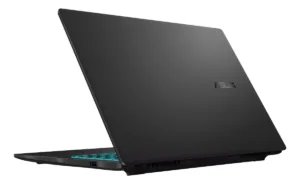 Vista angular trasera de portátil de alto rendimiento con acabado negro mate